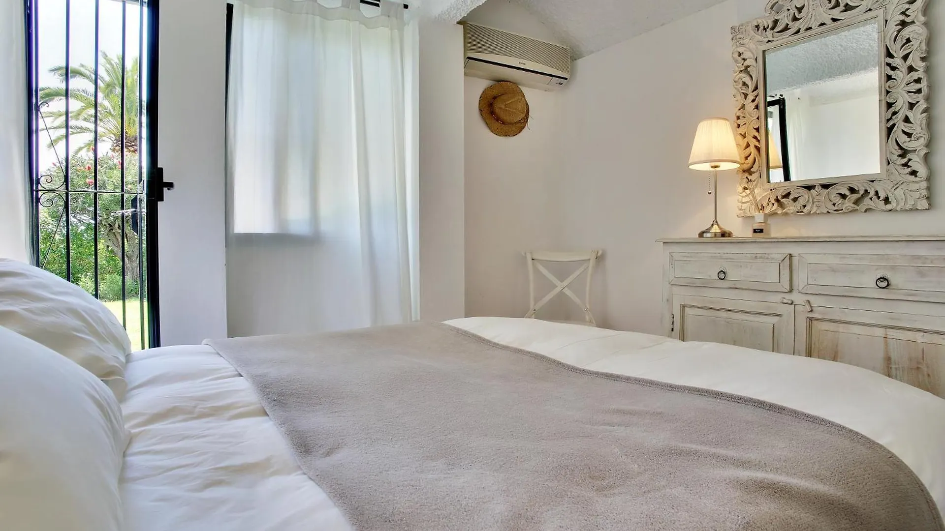 Beachfront Townhouse With Spectacular Seaview Εστεπόνα